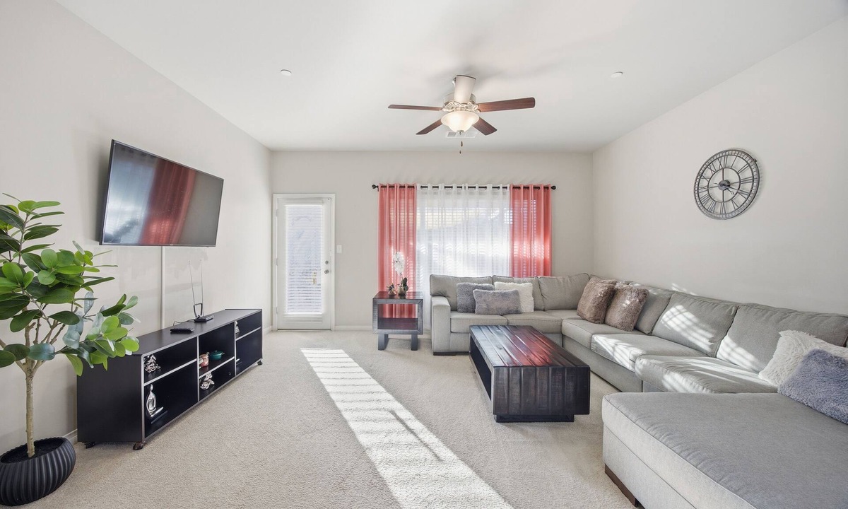 Greenacres House | 1-bedroom for rent in a spacious 4 bedrooms house in perfect Bakersfield with AC