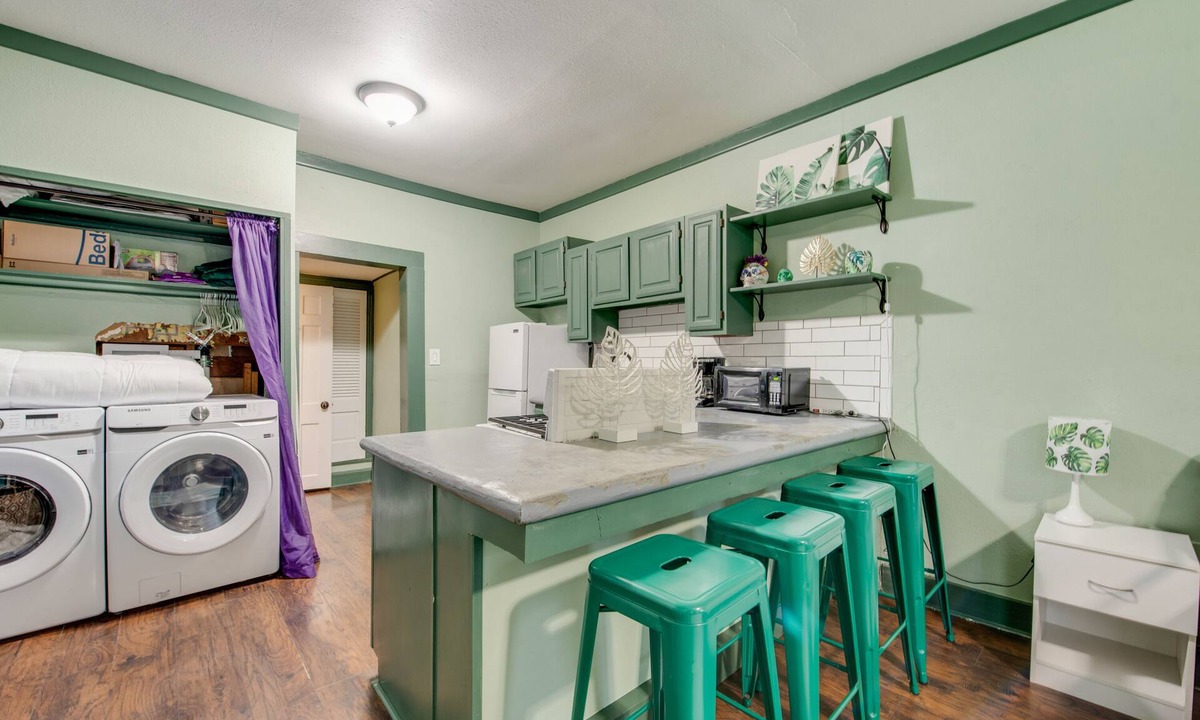 Junius Heights Apartment | 1-Bedroom Studio B Retreat