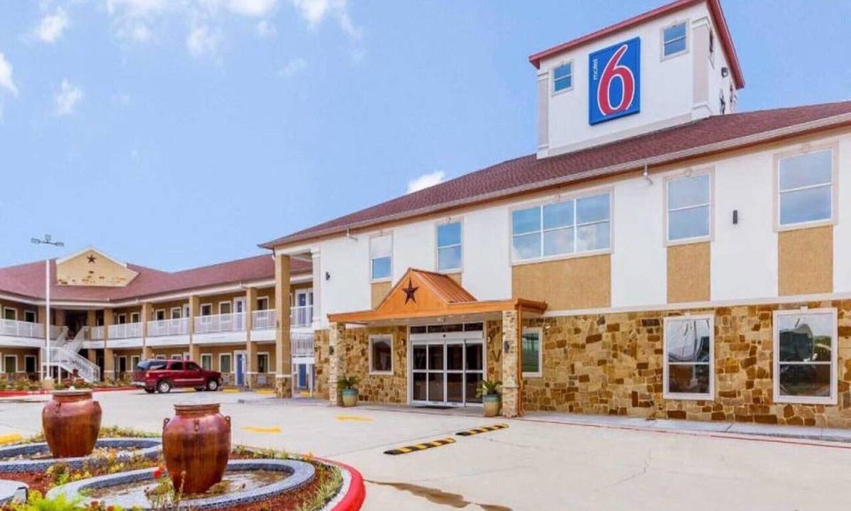 Greater Greenspoint Apartment | 1 king bed | business, smoking, micfridge