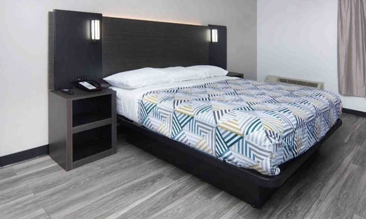West Meadowbrook Apartment | 1 King Bed | Smoking