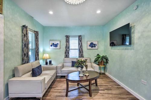 Central Arlington House | 1 Mi to UTA: Arlington Elm Cottage w/Fenced Yard