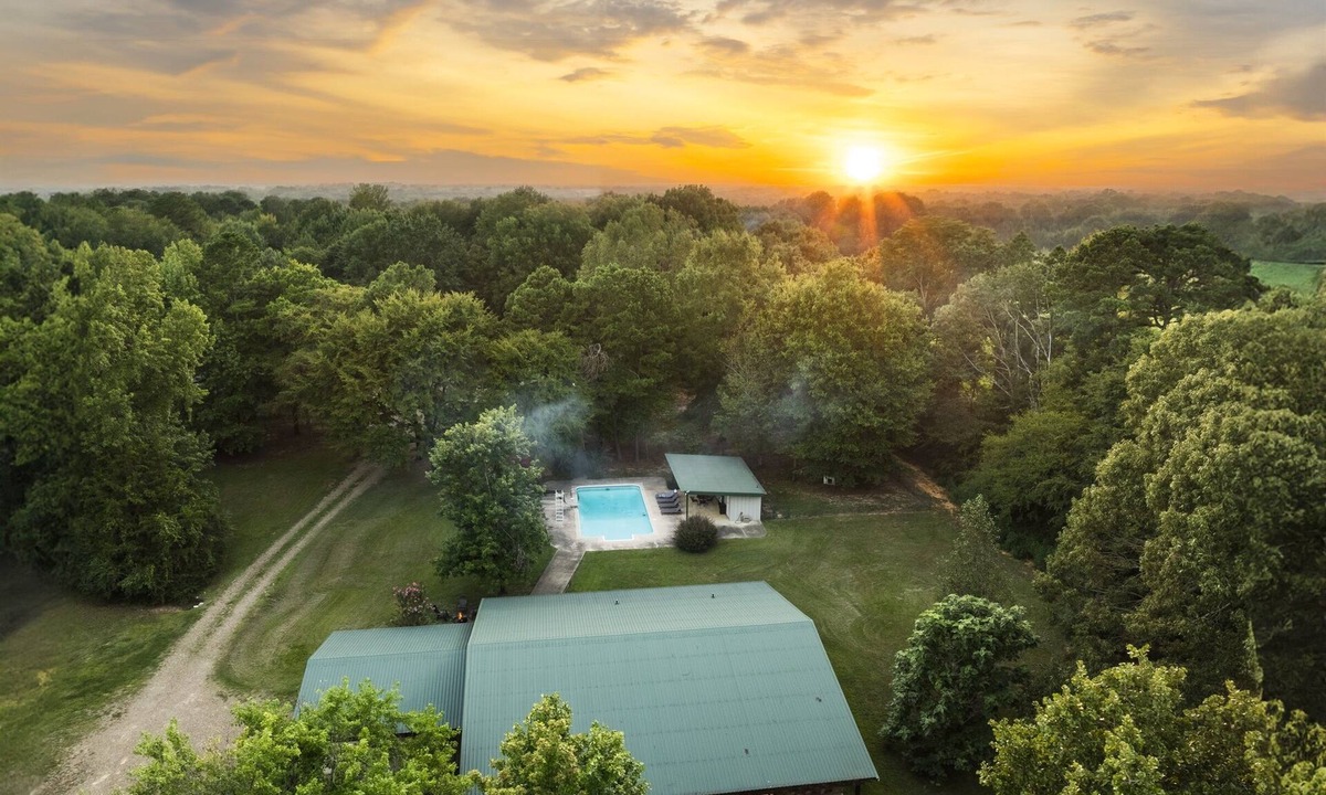 Broken Bow House | 10 Acre retreat for groups and events sleeps 34. Pickleball court & pool