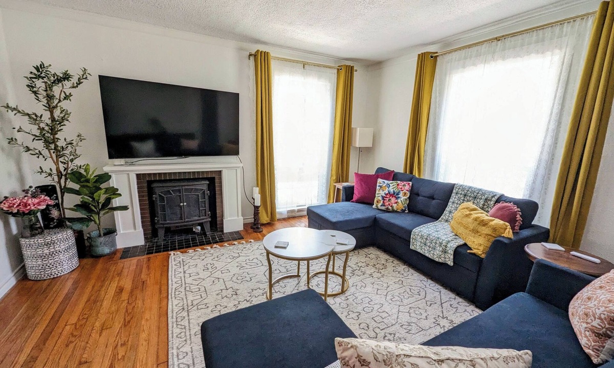 Riverside Terrace House | 10 mins to MAJOR INTERNATIONAL SPORTING EVENT/NRG! Charming Lux Gem in Med Center w/2 K Beds-Patio-Backyard