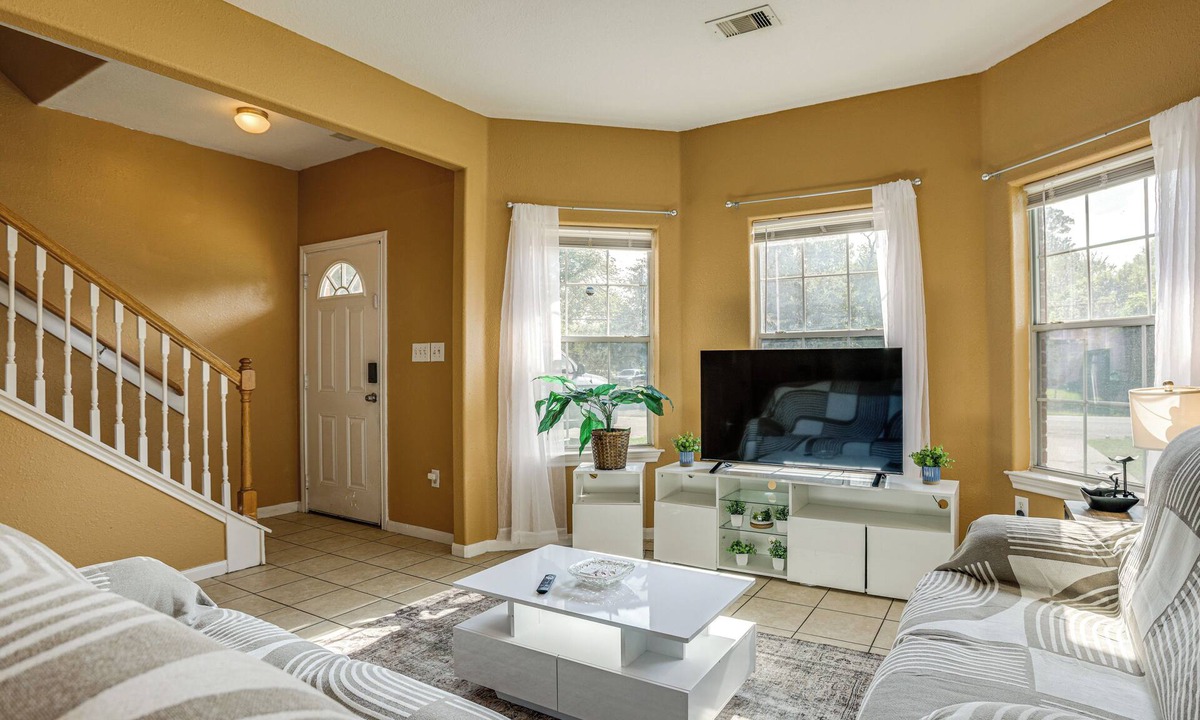 Northeast Houston House | 11 Mi to Dtwn Houston: Pet-Friendly Home w/Yard!