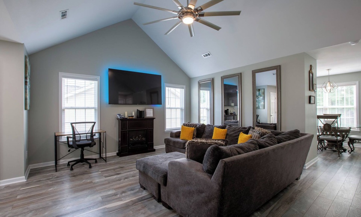 New Irving Park House | 12 minutes to Wet 'n Wild Water Park! Family-sized 3 bedroom cozy happy home!