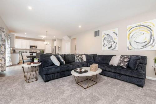 Otterbien Home House | 1344 Soaring Way Cheerful 5 bedroom home in quiet suburban area