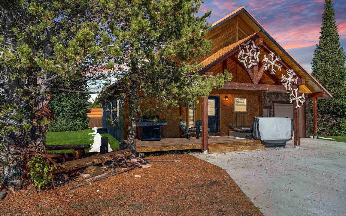 Island Park Cabin | 167 m² Cabin ∙ 3 bedrooms ∙ 12 guests