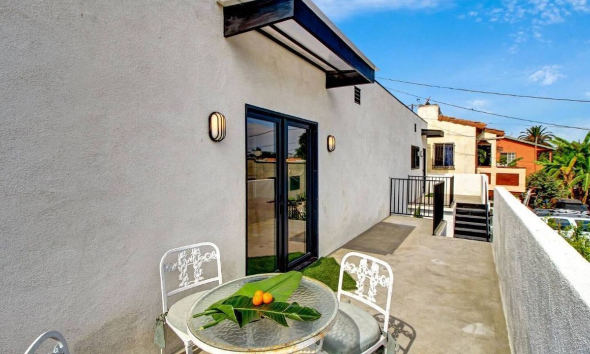Downtown Los Angeles Apartment | 1BR 1Ba OASIS - DTLA/USC, Garage, Yard, Balcony