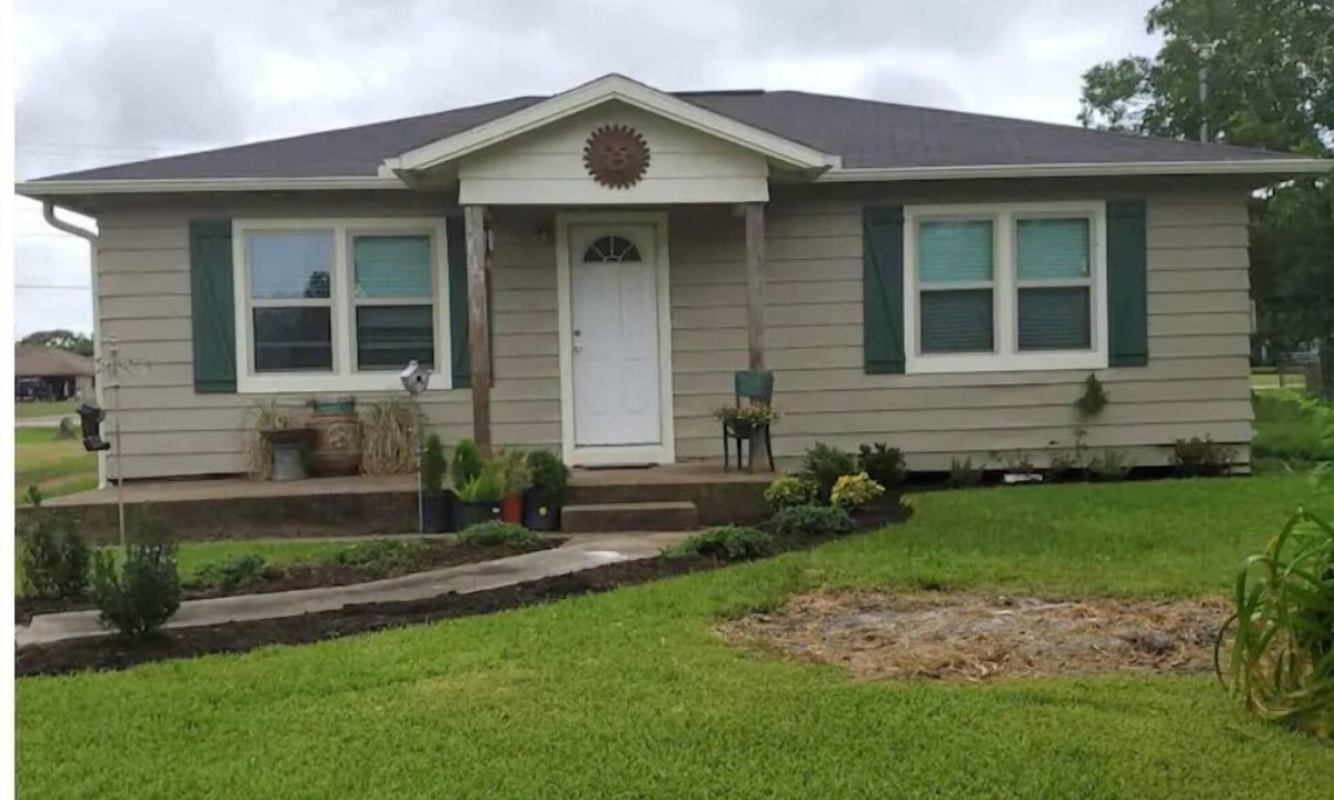 Markham House | 2 Bedroom,1 bath farm style house in Markham