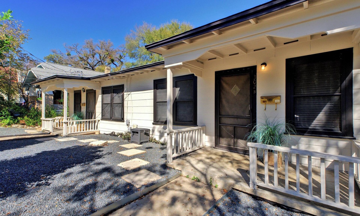 North University House | 2-bedroom bungalow near UT campus