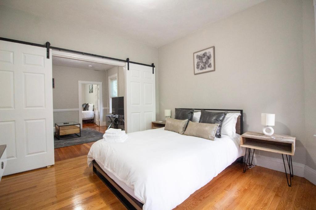 Brighton Apartment | 2 bedroom condo close to Boston and Cambridge with free parkings