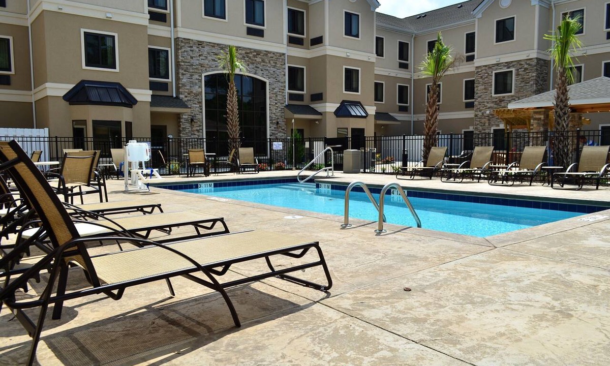 Jacksonville Condo | 2 Bedroom | Free Breakfast Buffet. Outdoor Pool