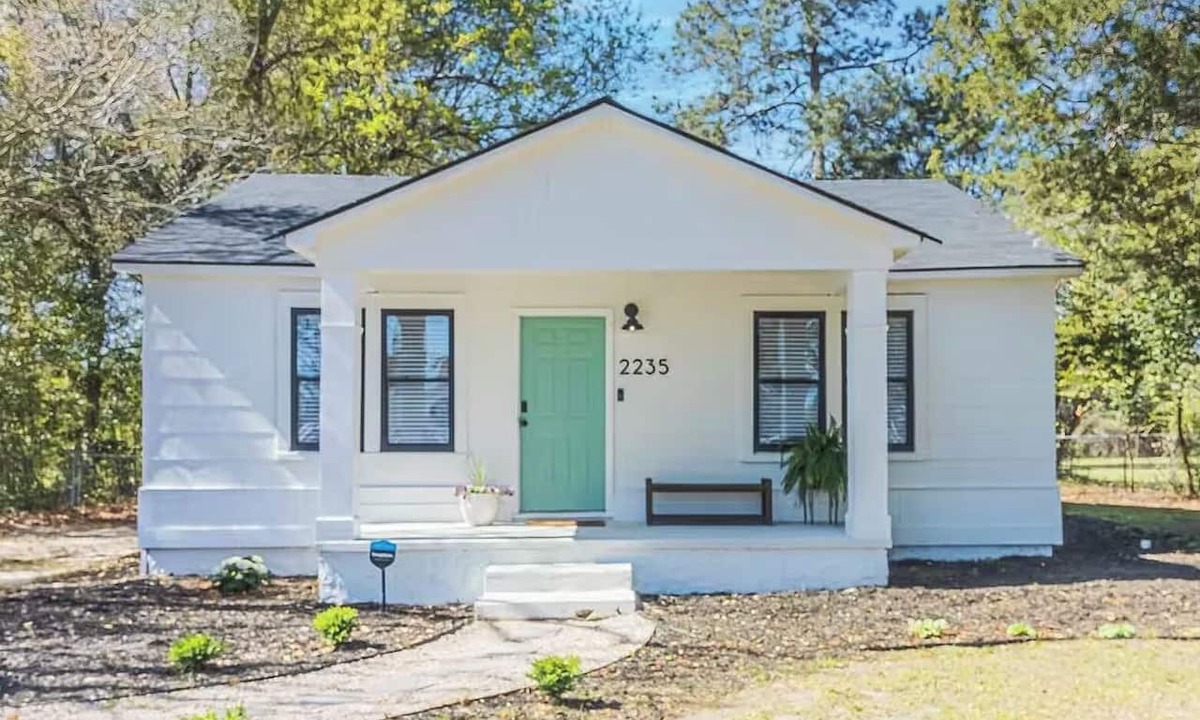 Augusta Cottage | 2-bedroom modern cottage in Augusta with outdoor patio seating and dining