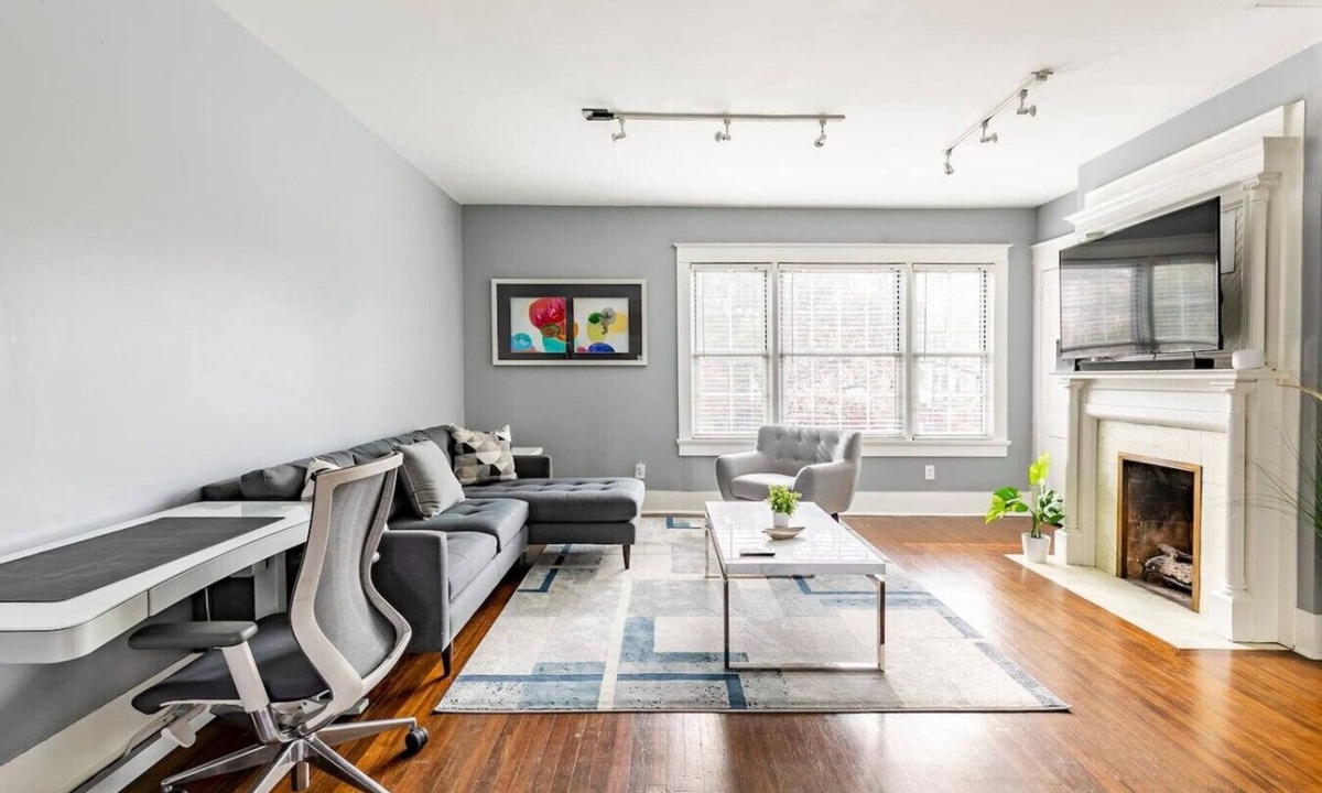 Oak Lawn House | 2 BR Oak Lawn House by Uptown WFH Setups