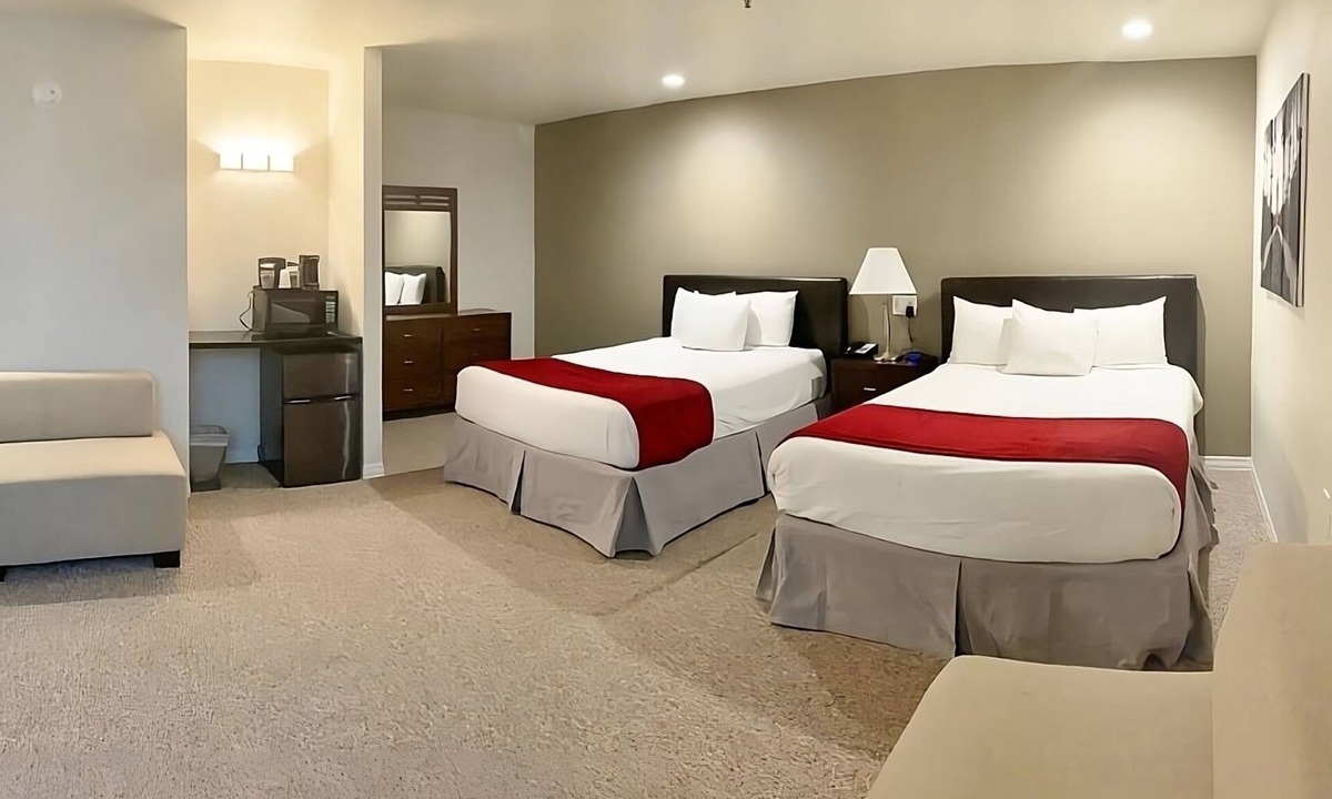 Torrance Hotel | 2 Business-ready Deluxe Double Room near Torrance Hubs and Beaches.