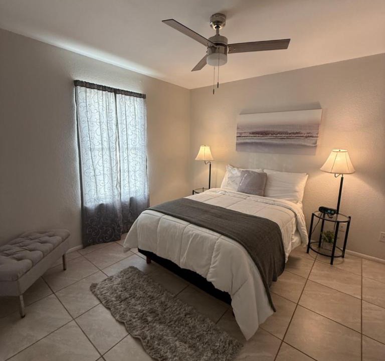 Eagle Pass Apartment | 2 Columns Stay 5