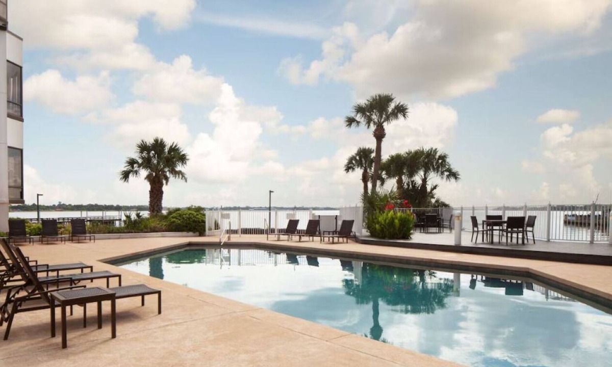 Nassau Bay Hotel | 2 Comfortable marina view rooms with plush bedding close to local hotspots