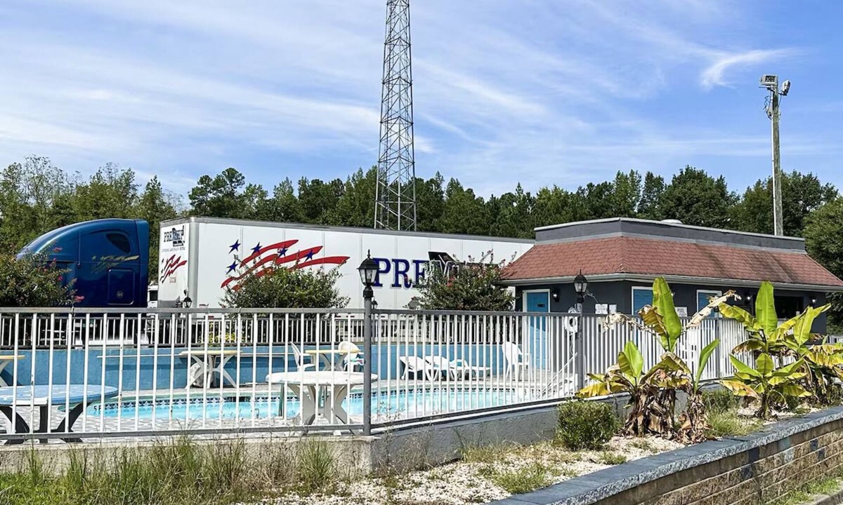 Ridgeway Hotel | 2 Family-Friendly Inviting Rooms Near I-77, w/Free Parking