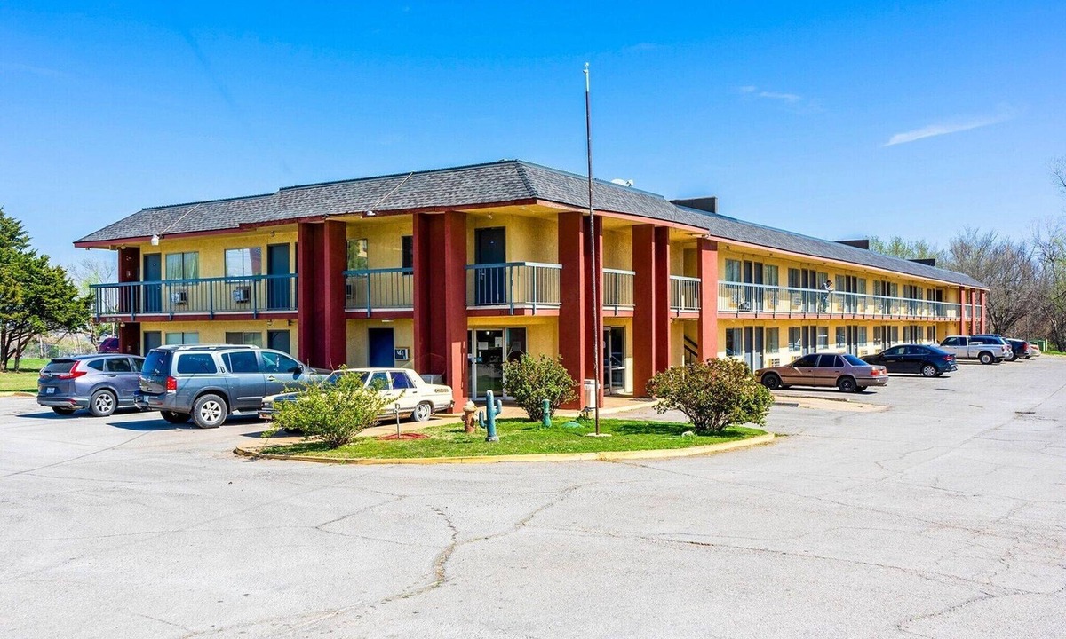 Chickasha Apartment | 2 Full Bed | Non-Smoking