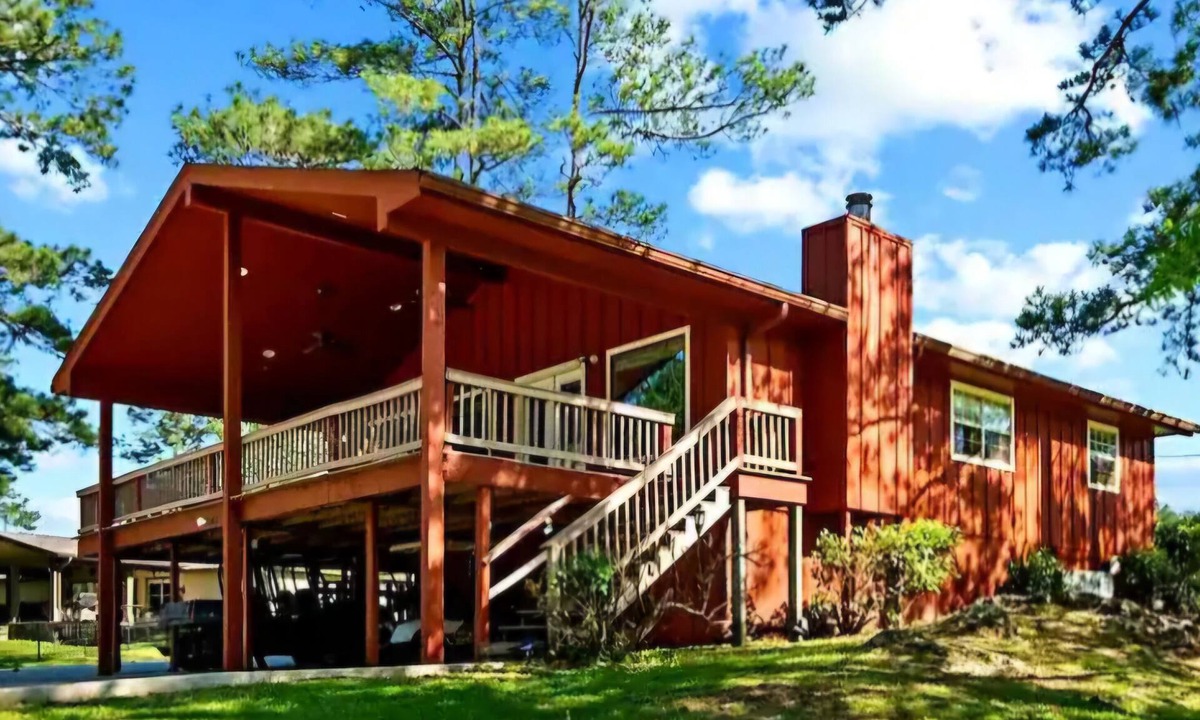 Brookeland House | 2 Homes! 6 BR 5BA! Swimming pool! Private Hot Tub! Pool Table! Basketball Hoop!