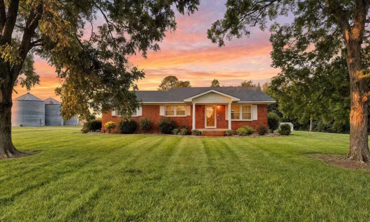 Sampson County House | 2 Houses on a 350 acre farm