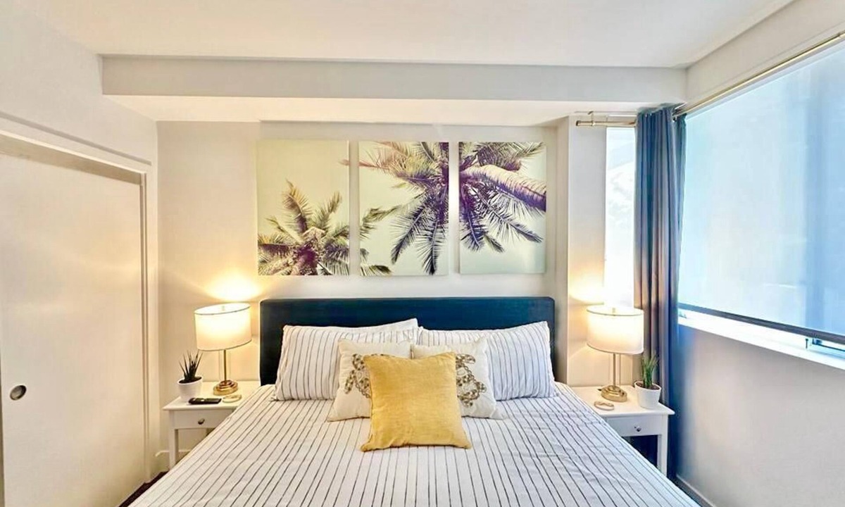 Wilshire Montana Apartment | 2 KING BED SUITE WALK to BEACH,PIER, PROMENADE
