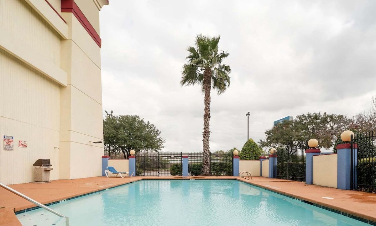 Greater Greenspoint Apartment | 2 Queen Beds Non-Smoking