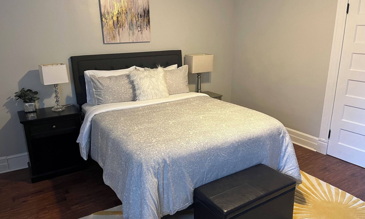 Fan District Apartment | 2 Rooms -2 Queen Beds Apartment in pleasant Richmond with AC, WiFi