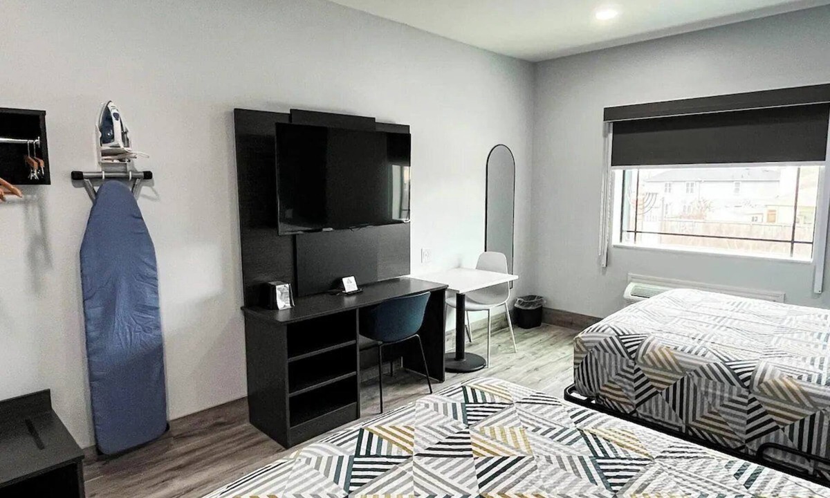 Southeast Houston Hotel | 2 Stylish Accommodations Great for Adventure Seekers | Free On-Site Parking!