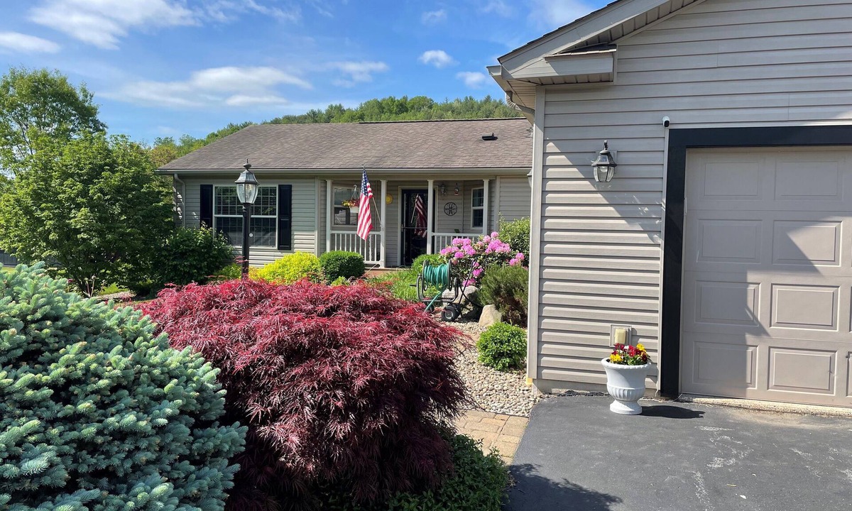 Julian House | 20 minutes from Penn State! Private entrance, cozy living space.