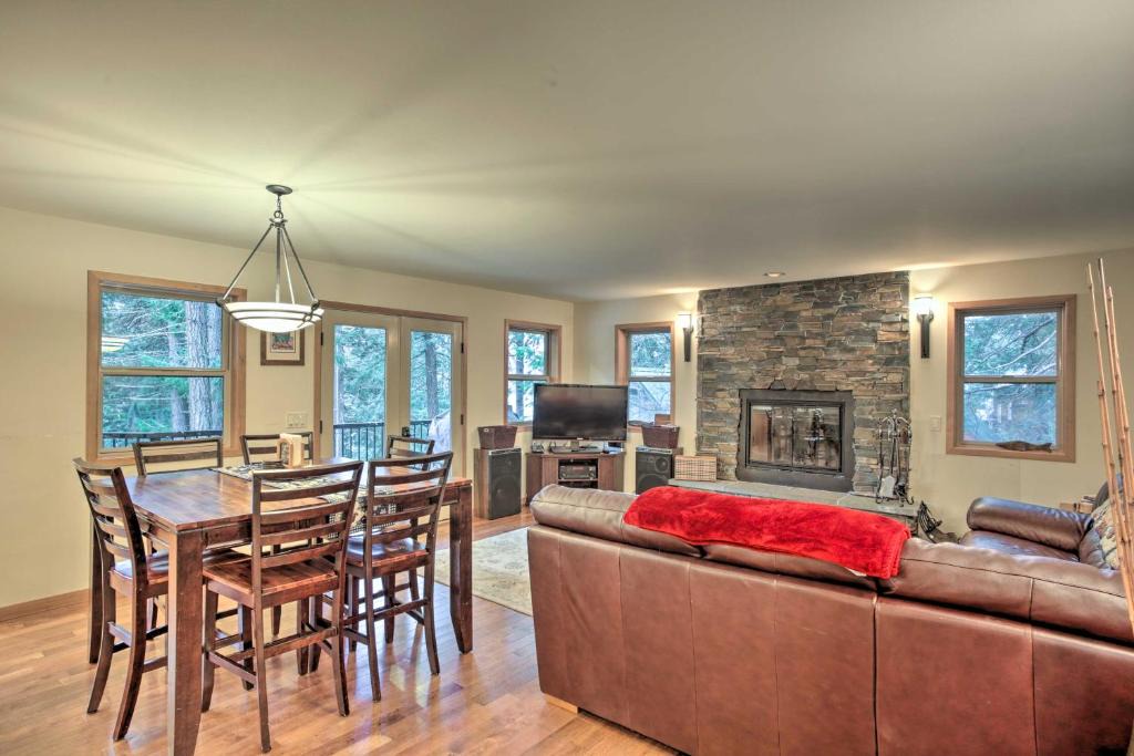Leavenworth House | 2000-Square-Foot Home Across from Lake Wenatchee!