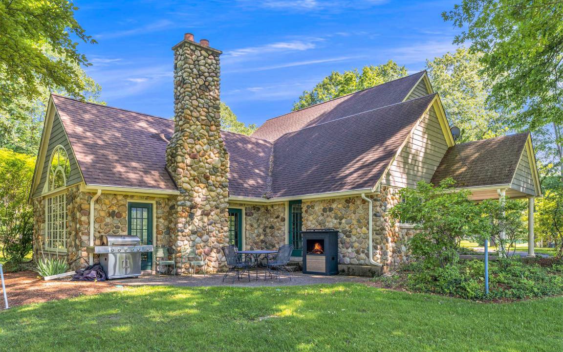 Benton Harbor Cottage | 204 m² Cottage ∙ 4 bedrooms ∙ 8 guests