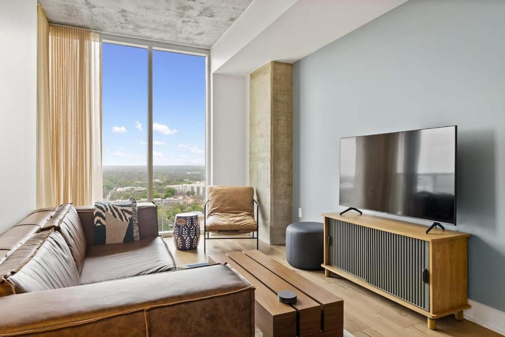 Rainey Street Historic District Apartment | 20th FL 1BR - Heated Pool - Gym - Bar - Balcony