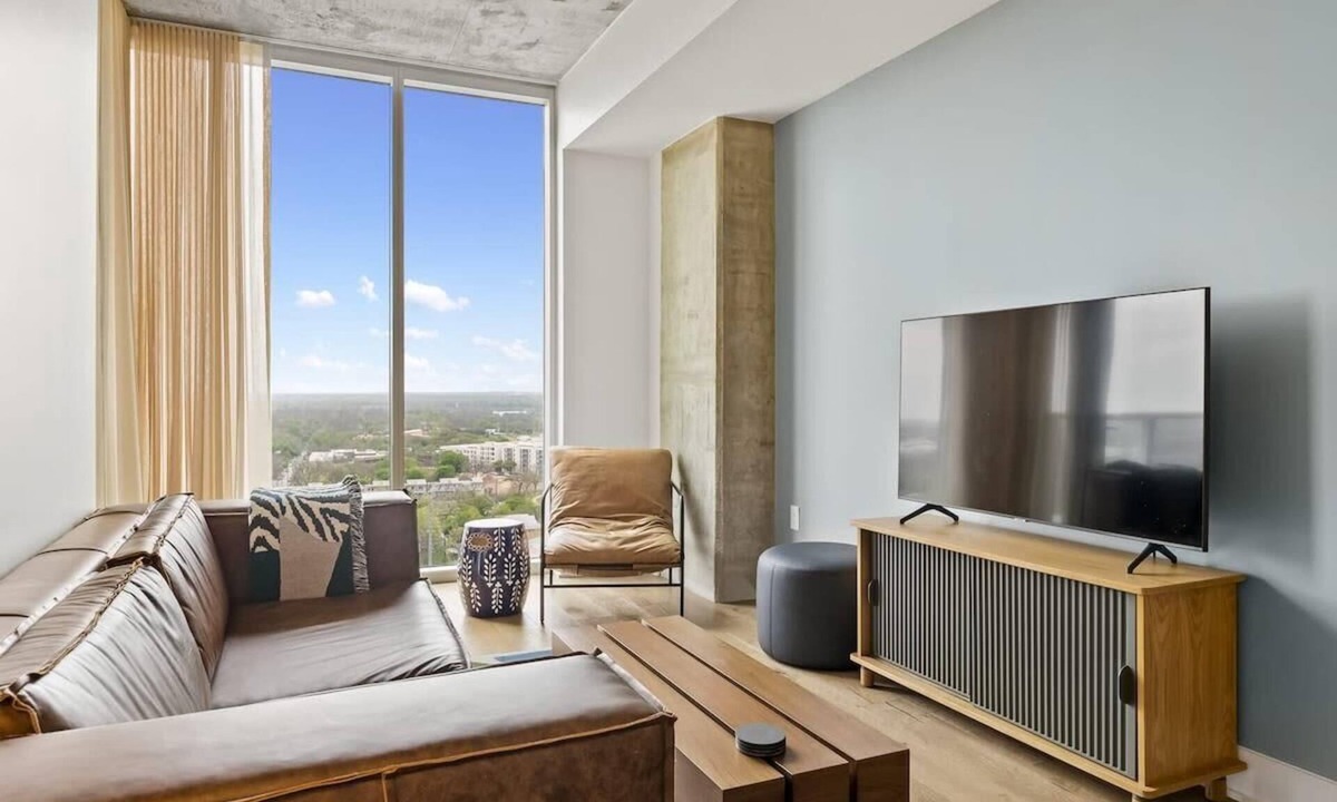 Rainey Street Historic District Apartment | 20th FL 1BR | Heated Pool | Gym | Bar | Fireworks