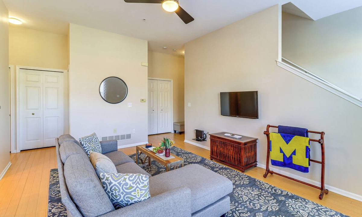 Northville Condo | 25 Mi to Detroit: Townhome w/Smart TV!
