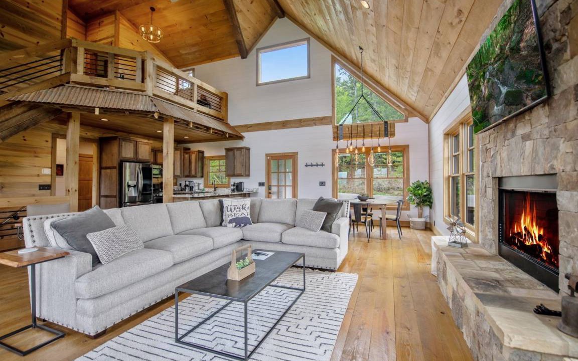 Foxfire Estates Cabin | 273 m² Cabin ∙ 3 bedrooms ∙ 6 guests