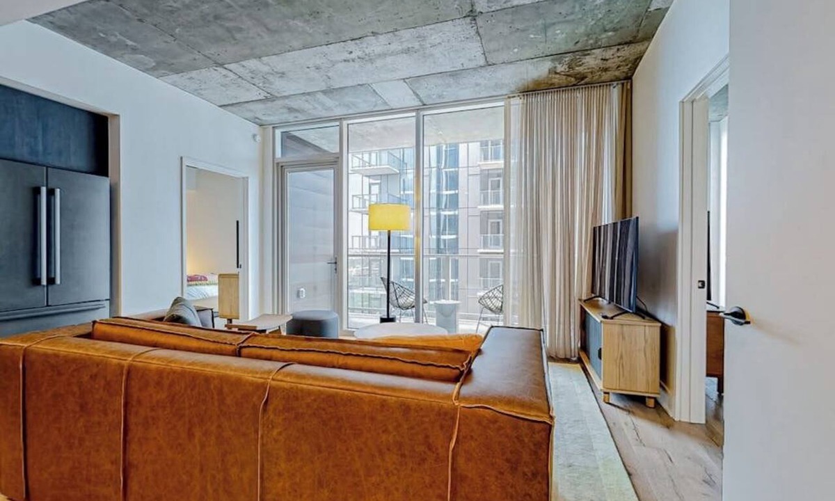 Rainey Street Historic District Condo | 28th-floor luxe condo with lakeview balcony, rooftop pool