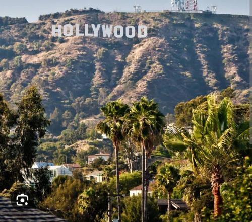 Hollywood Apartment | 2Bed Apt View of Hollywood Sign & Rooftop Pool