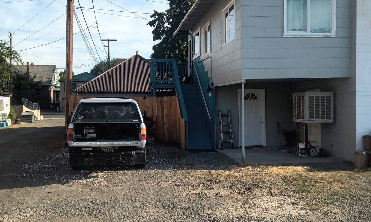 Lakeview Apartment | 2nd floor Apt centrally located. a block from court house, post office, library!