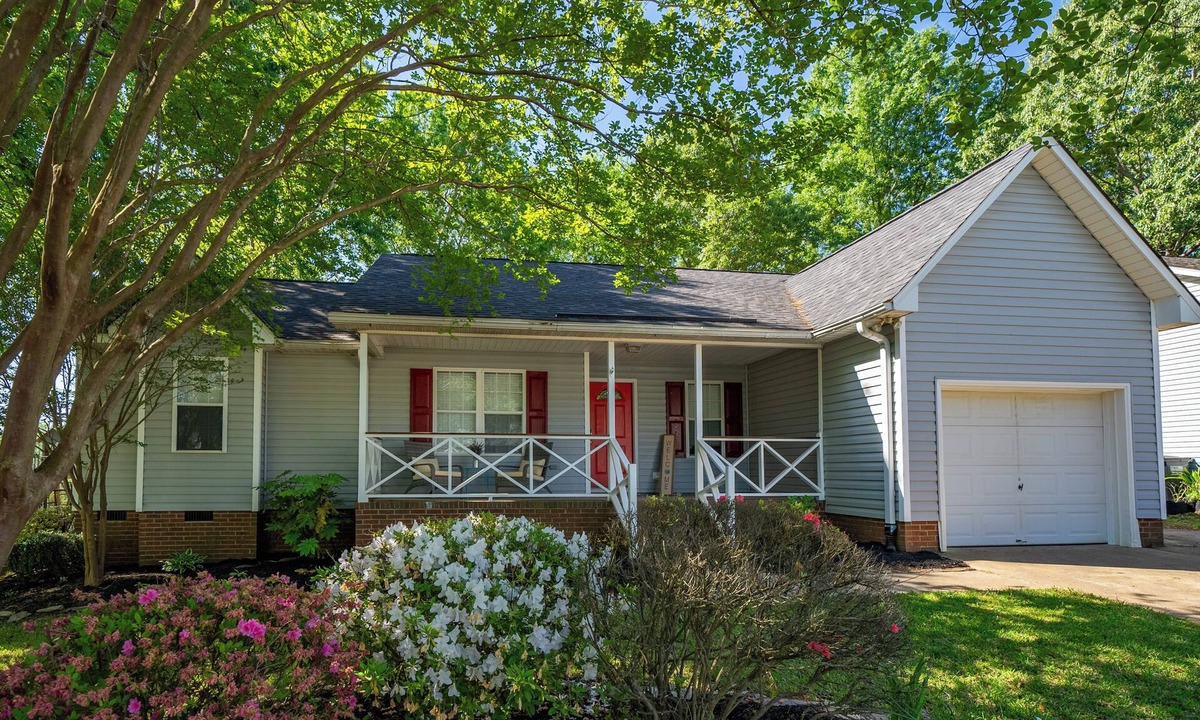 Chapin House | 3 Bed 2 Bath The Nestle Minutes from Lake Murray - Chapin