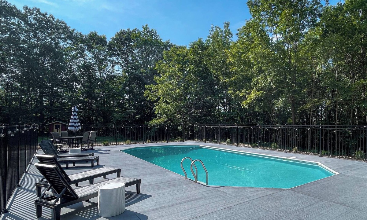 Fallentimber House | 3 Bedroom Family Home w/outdoor pool + hot tub