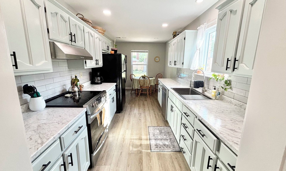 Tulsa House | 3 Bedroom home-minutes from BOK, Jenks, Gathering Pl, Turkey Mnt & 3 major Hwys!