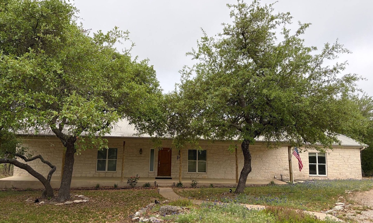 The Homestead House | 3-bedroom west Austin house in charming Bee Cave with cool AC and epic views!
