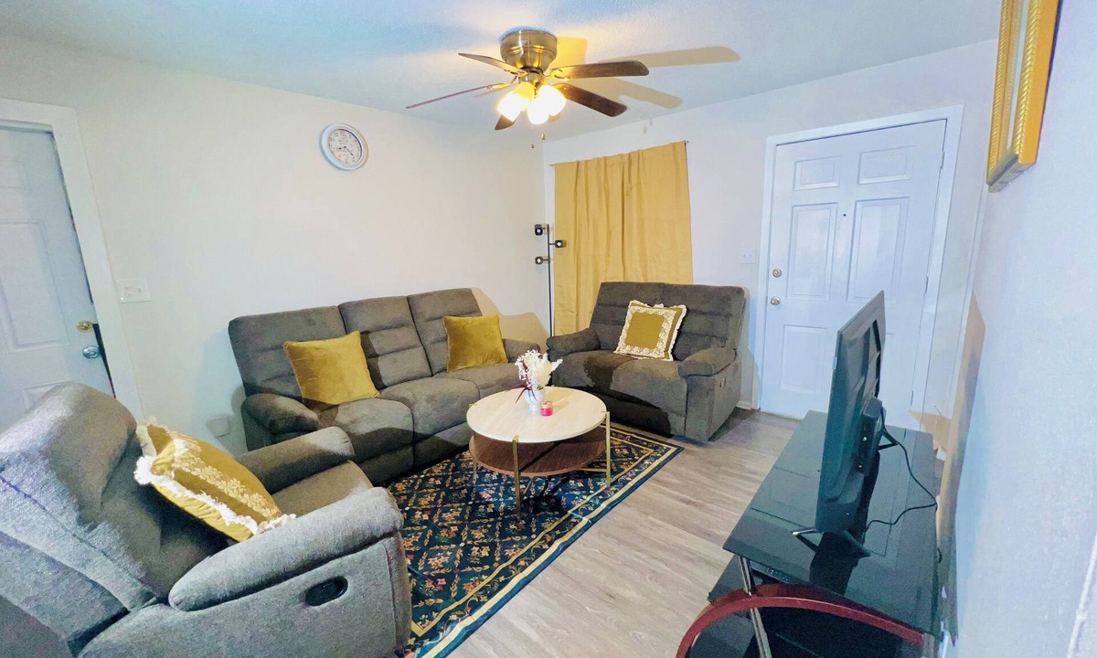 Conway House | 3 BR Home, Minutes to AirPort, Spacious Yard