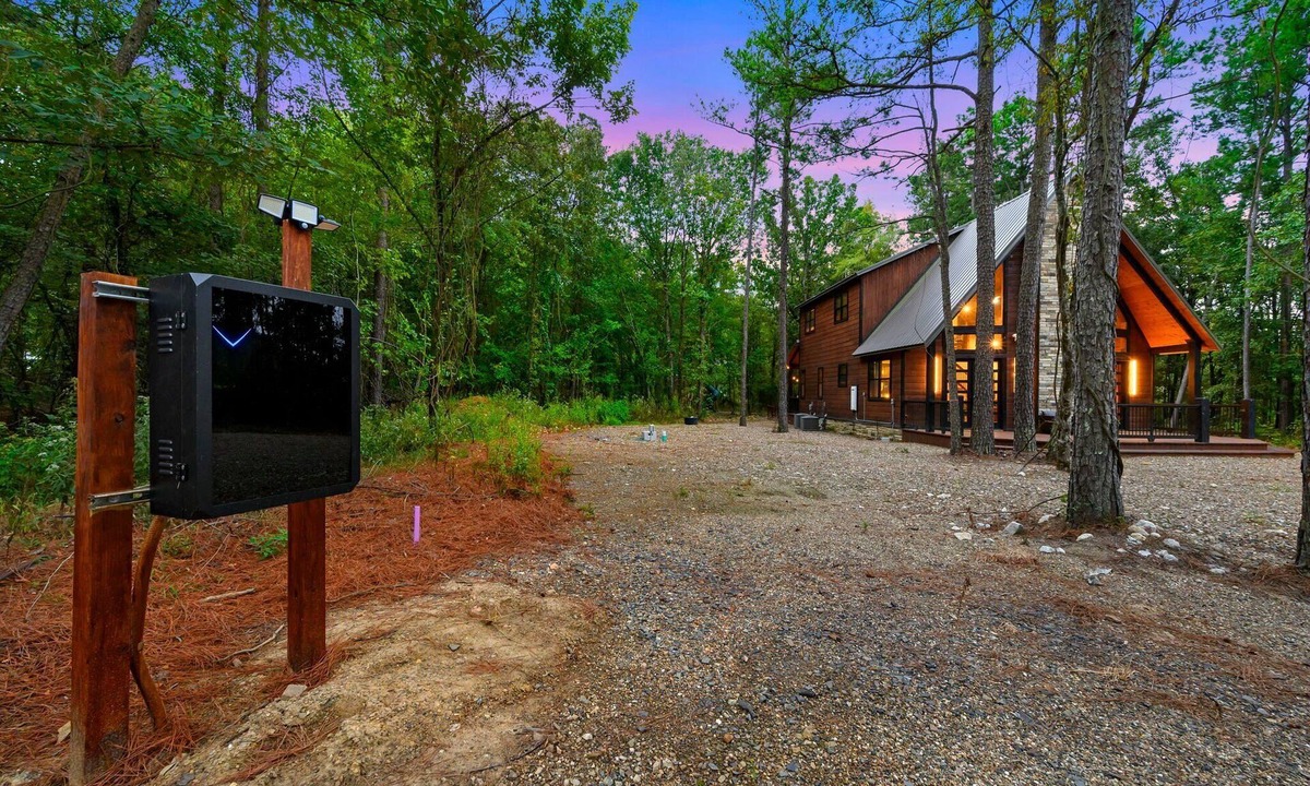 Pickens Cabin | 3 Masters w/Loft, Fenced Yard, EV Charger, Firewood Provided, Playset