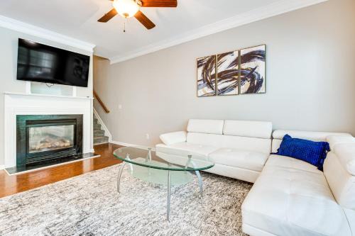 Milton House | 3 Mi to Avalon: Townhome w/Balcony in Alpharetta!