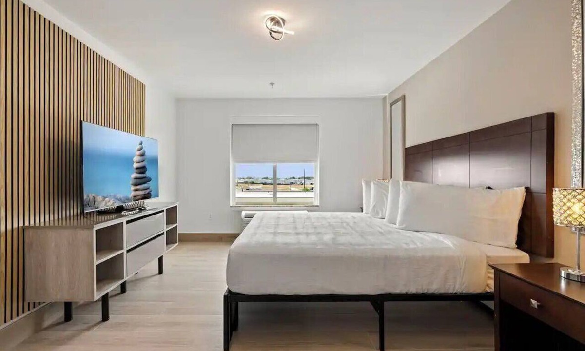 FM 1960 Hotel | 3 Modern Rooms + Free Parking | The Boardwalk at Towne Lake - 5.2 mi