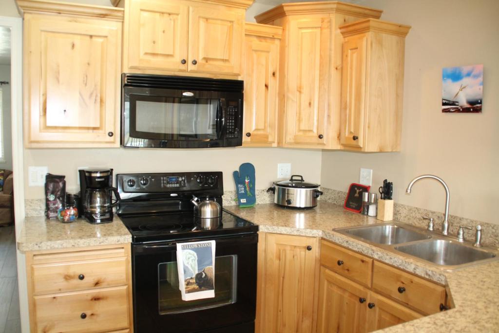 Ammon House | 3 queen beds, 1 twin bed, 2 rooms, 1 and a half bath, self check-in, flexcation equipped