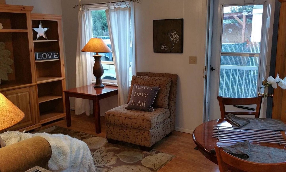 Downtown Klamath Falls House | 30+Day⭐Super Cute Smarthouse Keurig Granite HDTV WiFI W/D By Lake Golf Hospital