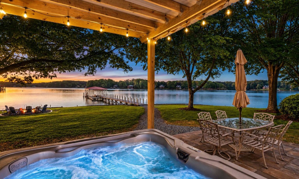 Troutman House | 300 Degree Views, NEW HotTub, Firepit, Lighthouse